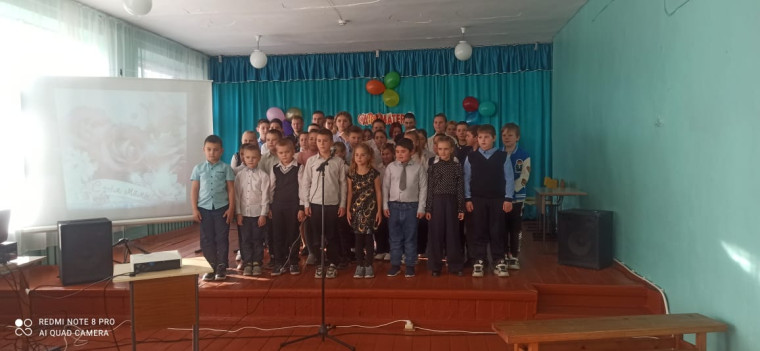 В Кадниковской СОШ прошел праздник, посвященный международному Дню матери.